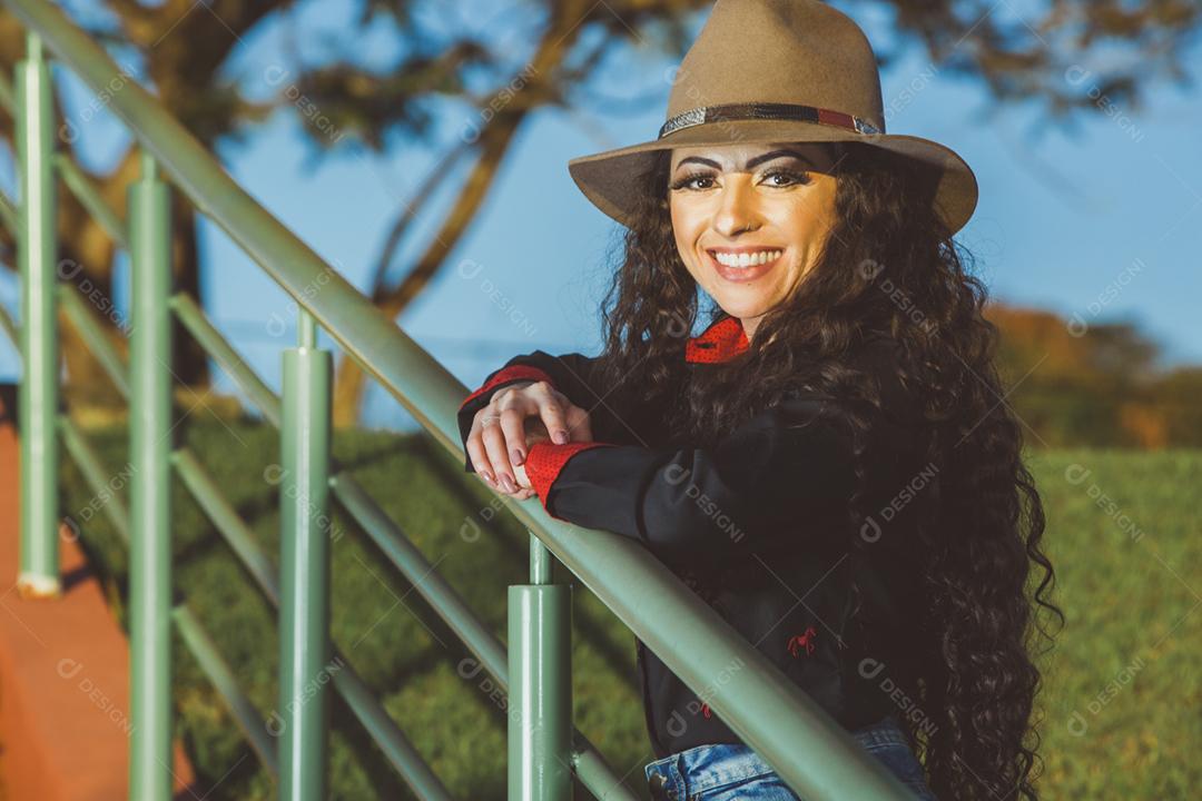 Mulher morena usando chapéu