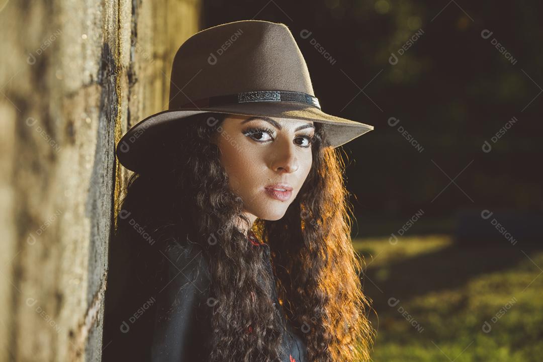 Mulher morena usando chapéu