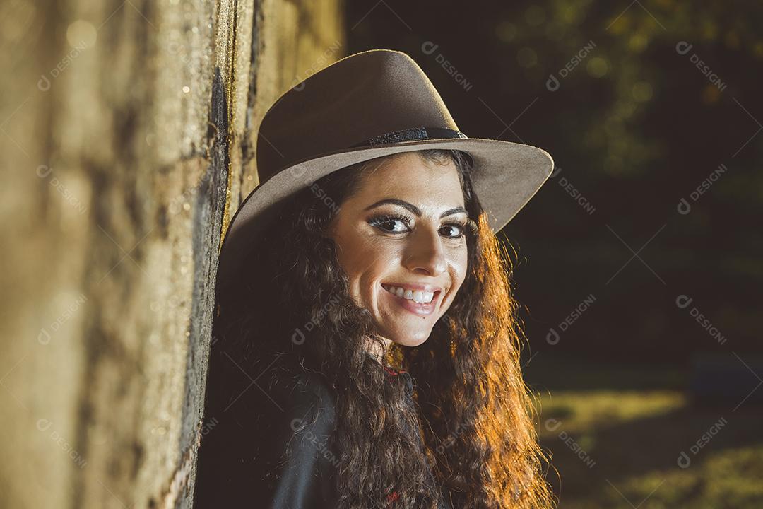 Fotografia de uma mulher morena linda. Fotográfica estúdio.