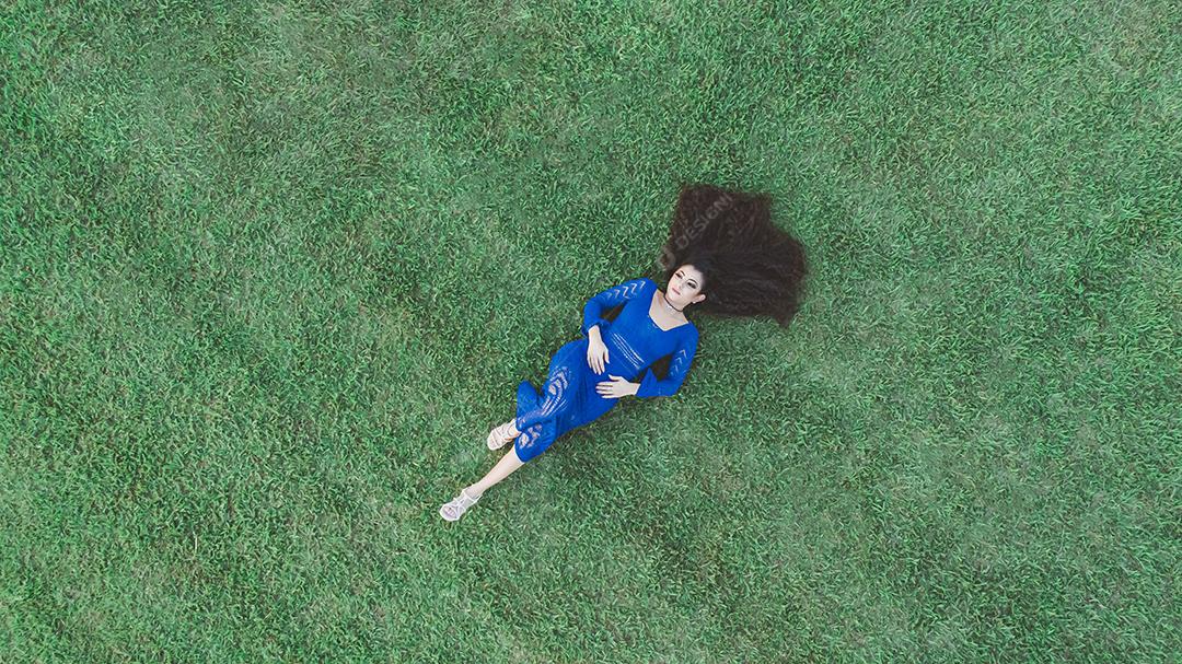 Ensaio Fotográfica. Grama verde mulher deitada em grama verde