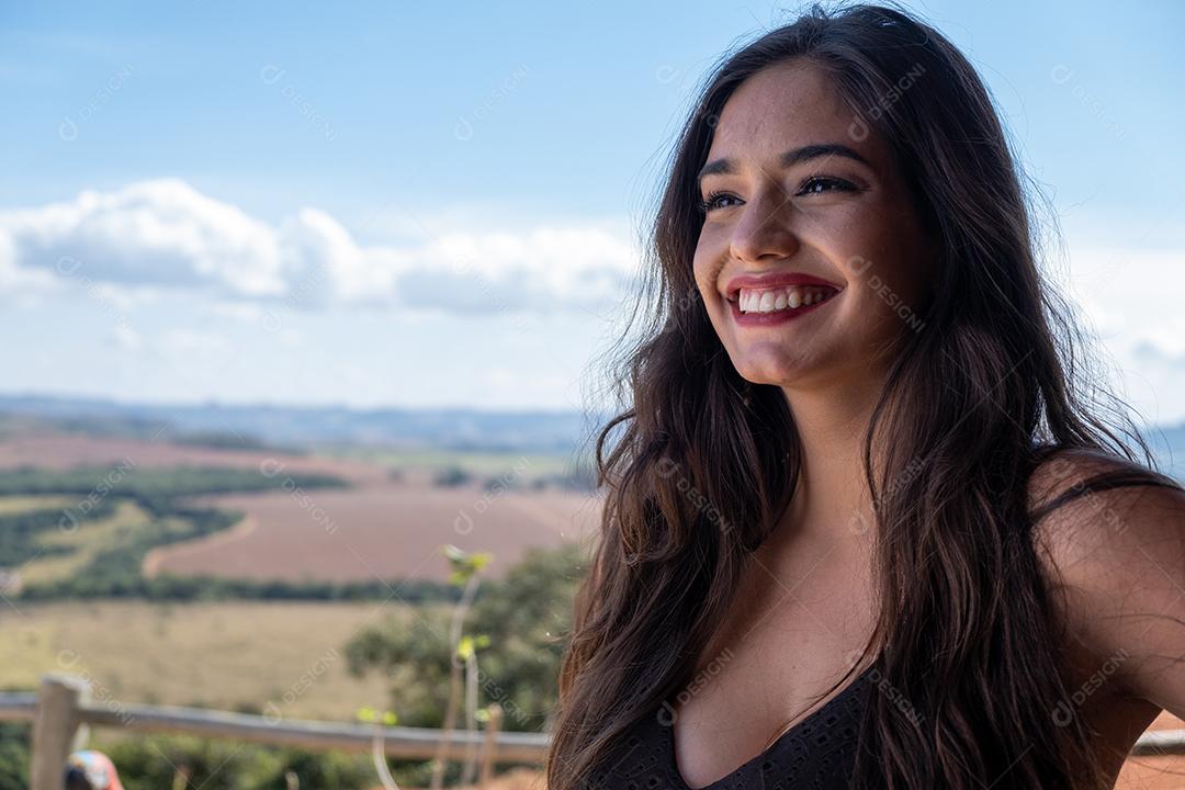 Mulher jovem linda alegre sorridente em fundo de natureza