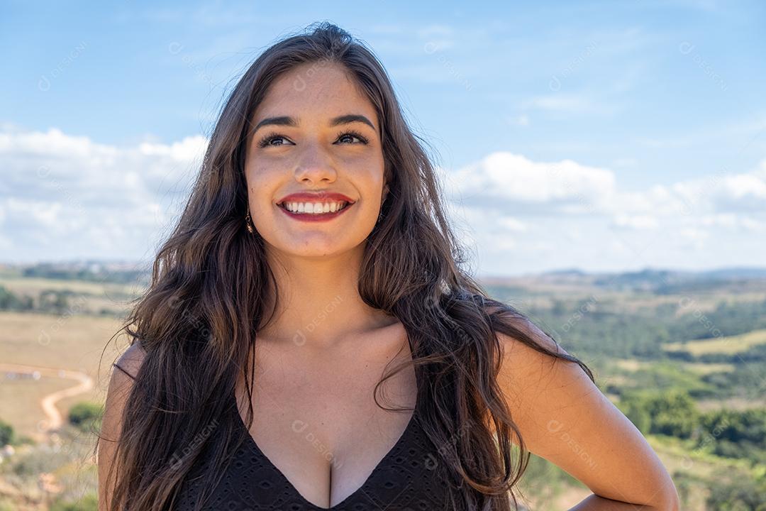 Mulher jovem linda alegre sorridente em fundo de natureza