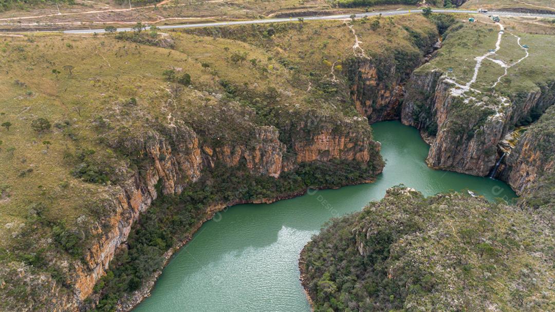 Paisagem lago montanhas penhascos