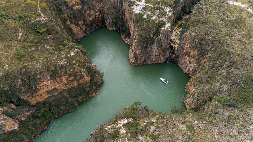 Paisagem lago montanhas penhascos