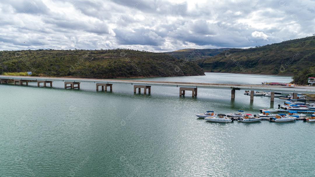 Paisagem ponte lago montanhas penhascos