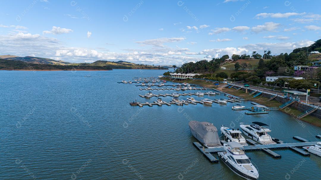 Paisagem barcos lanchas lagos motanhas cidade