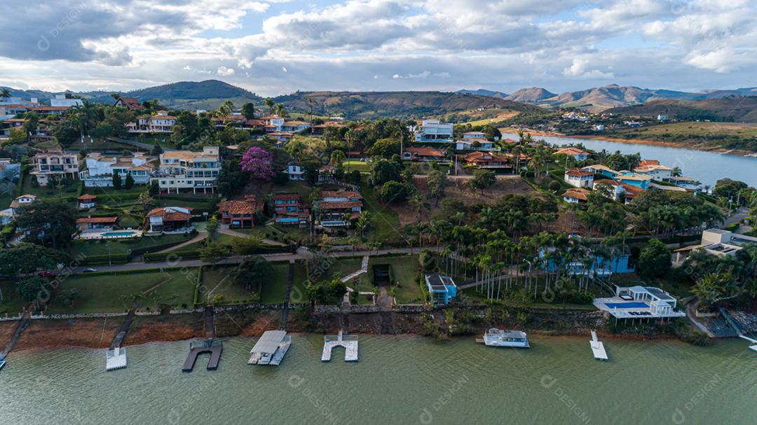 Paisagem barcos lanchas lagos motanhas cidade