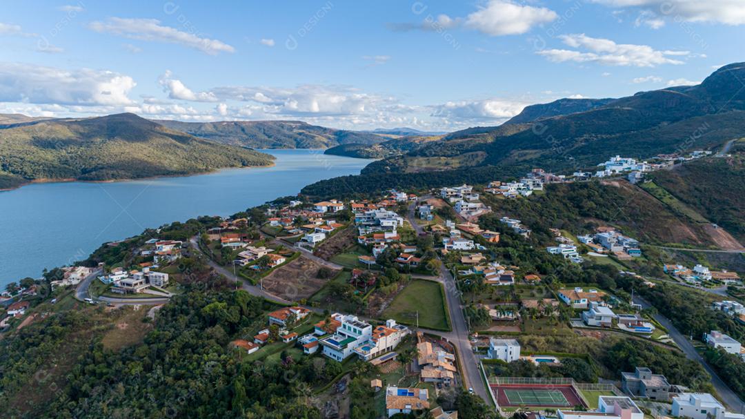 Paisagem vista aerea casas lago montanhas penhascos