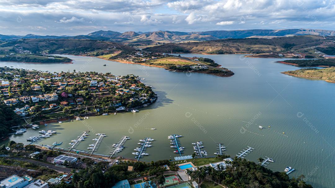 Paisagem barcos lanchas lagos motanhas cidade