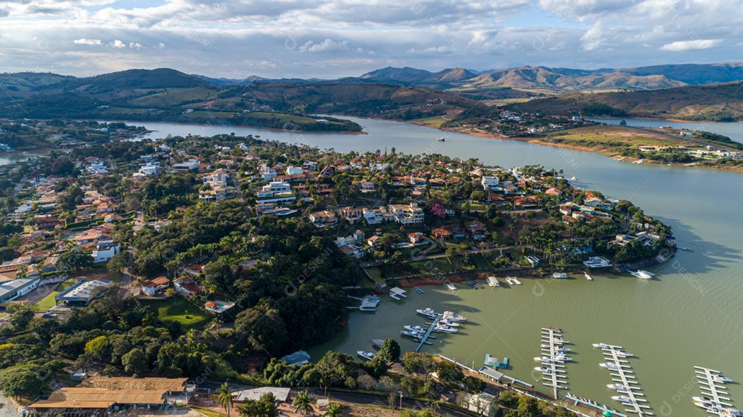 Paisagem barcos lanchas lagos motanhas cidade