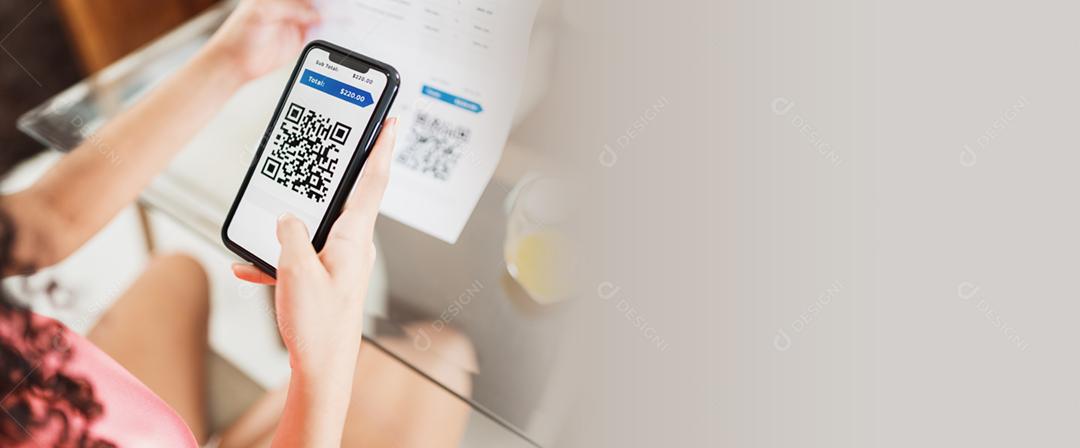 Nova forma de pagamento de contas e boletos no Brasil. Mulher segurando celular com aplicativo pix