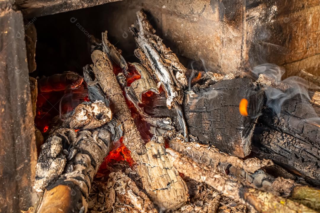 Fogão a lenha com panela grande acima