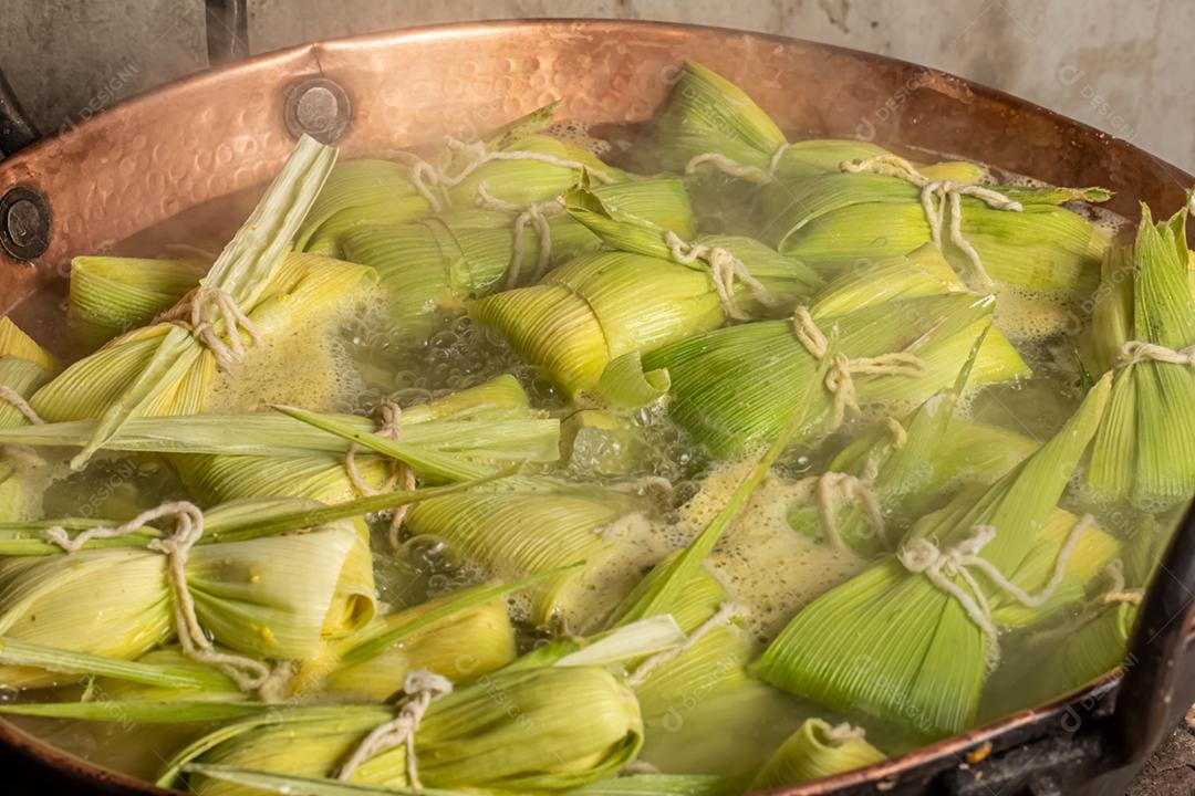 Sobremesa milho doce brasileira chamada Pamonha. Festa Junina Festa. cultura brasileira