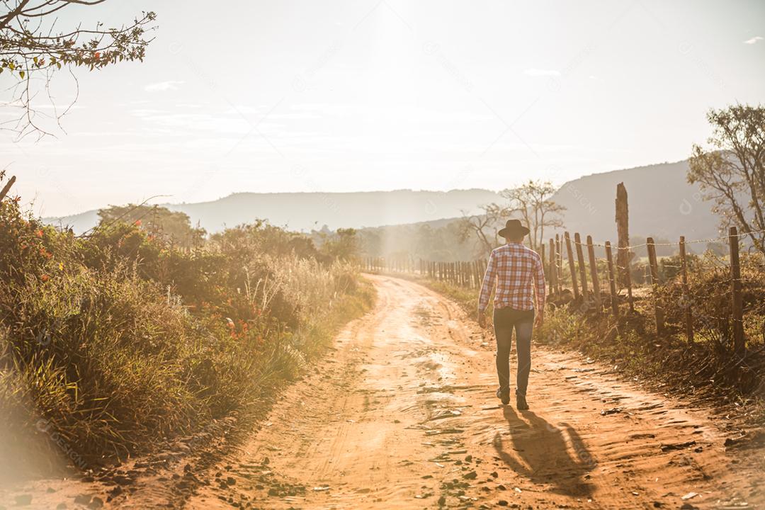 Agricultor ou homem do campo usando um smartphone na fazenda. Agricultor de Internet 4G