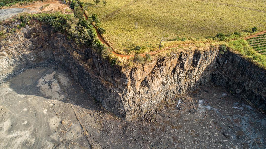 Vista de alto ângulo de uma face rochosa em camadas vista em uma pedreira no Brasil.