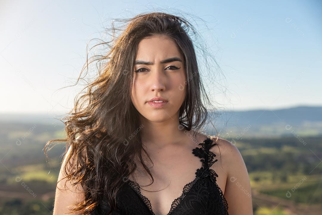 Linda garota na natureza. Parque. Viajar por.