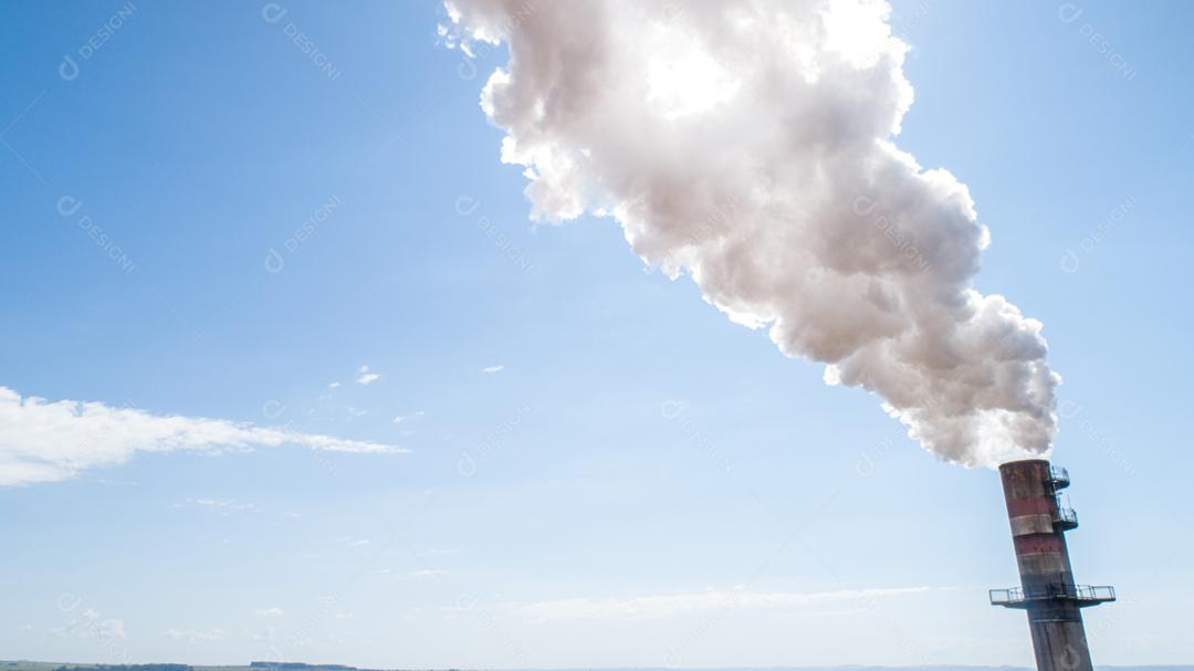 Poluição do ar da chaminé da usina. Fumaça suja no céu, problemas de ecologia.