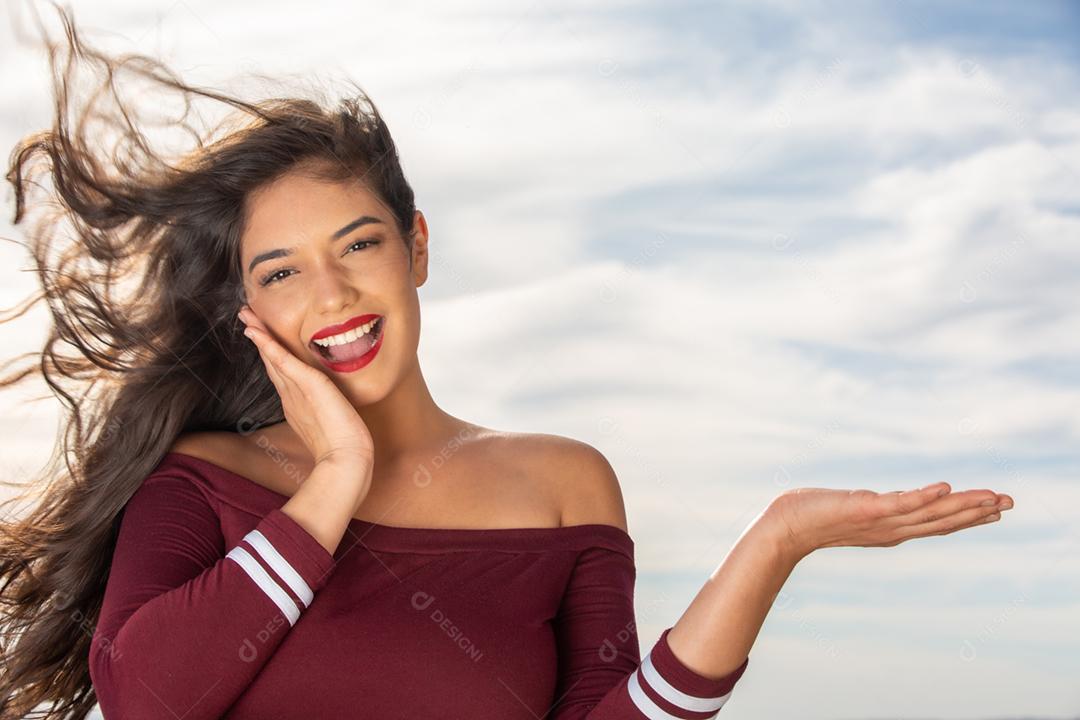 Menina bonita na natureza. Parque. Viajar por