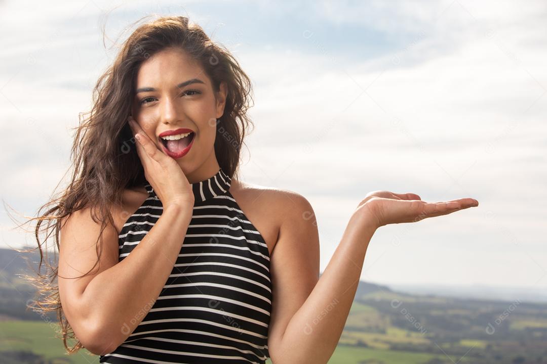 Menina bonita na natureza. Parque. Viajar por Surpreso. Uau.