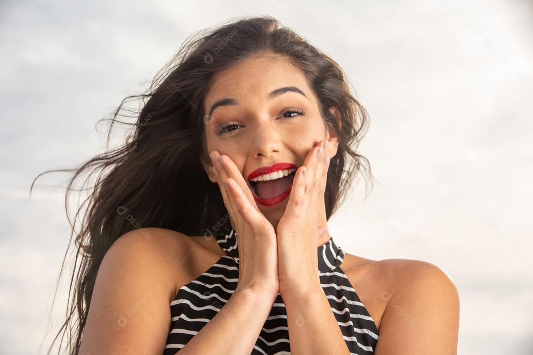 Menina bonita na natureza. Parque. Surpreso. Uau.