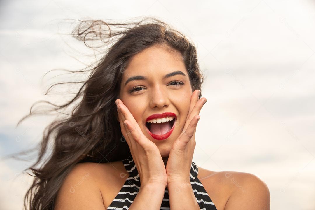 Menina bonita na natureza. Parque. Surpreso. Uau.