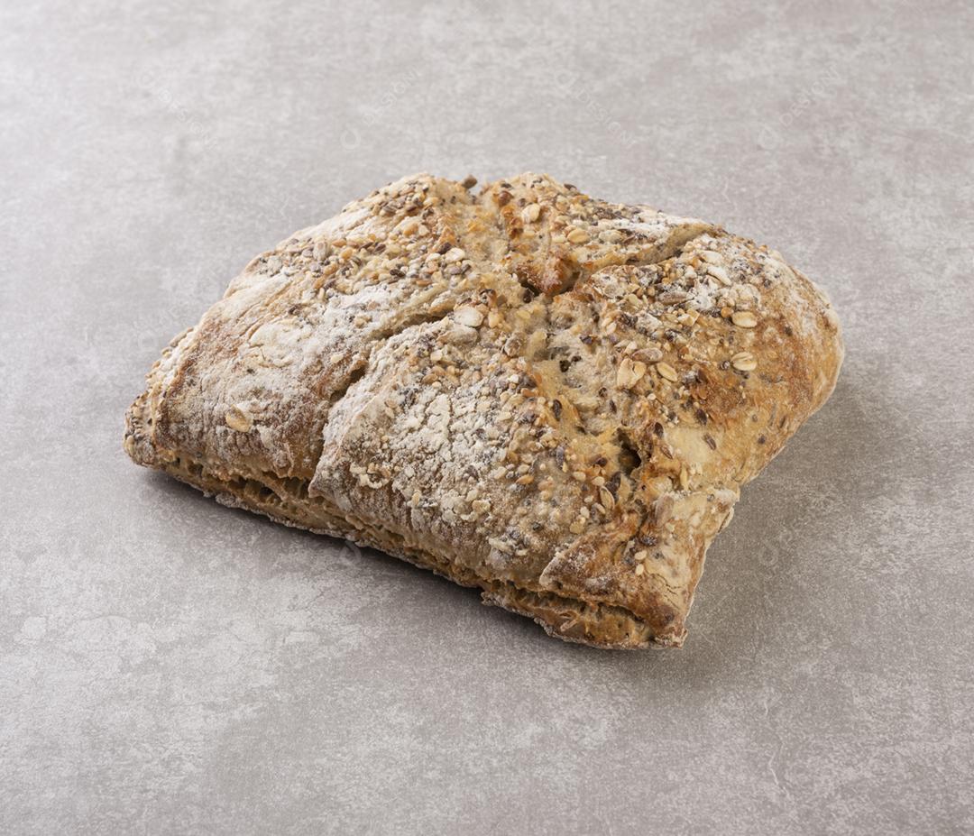 Pão integral sobre fundo de concreto.