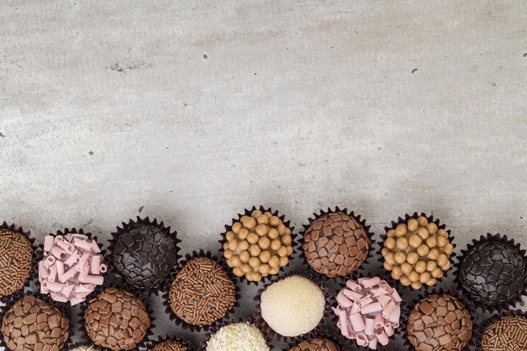 Brigadeiros típicos brasileiros, vários sabores com espaço para texto.
