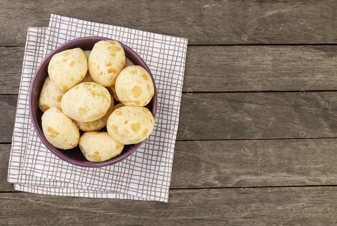 Pães de queijo típico brasileiro em um espaço de cópia de cesta.