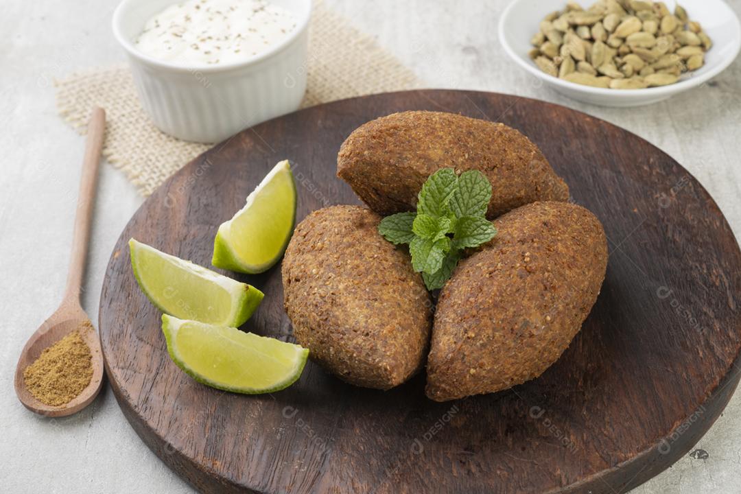 Quibe frito árabe tradicional. Lanche típico brasileiro.