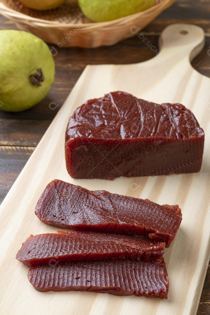 Doce de goiaba com frutas. Sobremesa caseira típica brasileira.