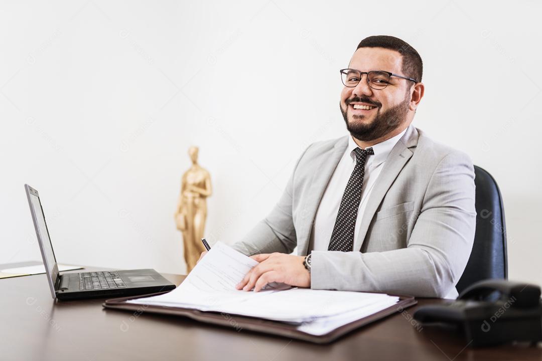 Empresário trabalhando escritório com laptop e documentos sua mesa conceito advogado consultor