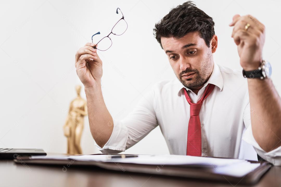 Jovem advogado masculino latino ou funcionário trabalhando à noite no escritório