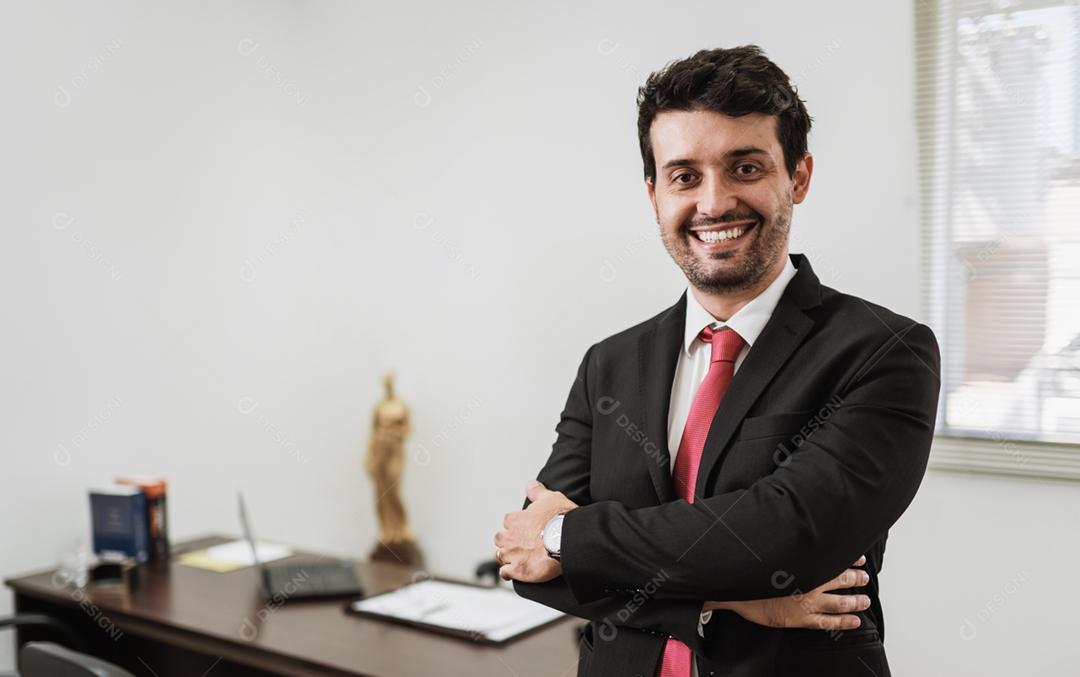 Empresário trabalhando escritório com laptop documentos sua mesa, conceito de advogado consultor