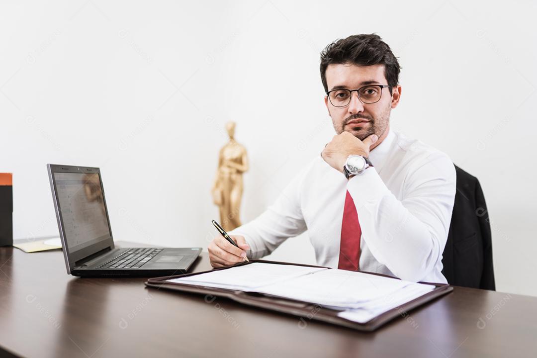 Empresário trabalhando escritório com laptop documentos sua mesa, conceito advogado consultor.