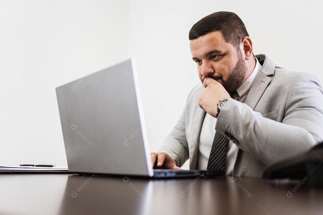 Empresário trabalhando escritório com laptop documentos sua mesa, conceito advogado consultor.