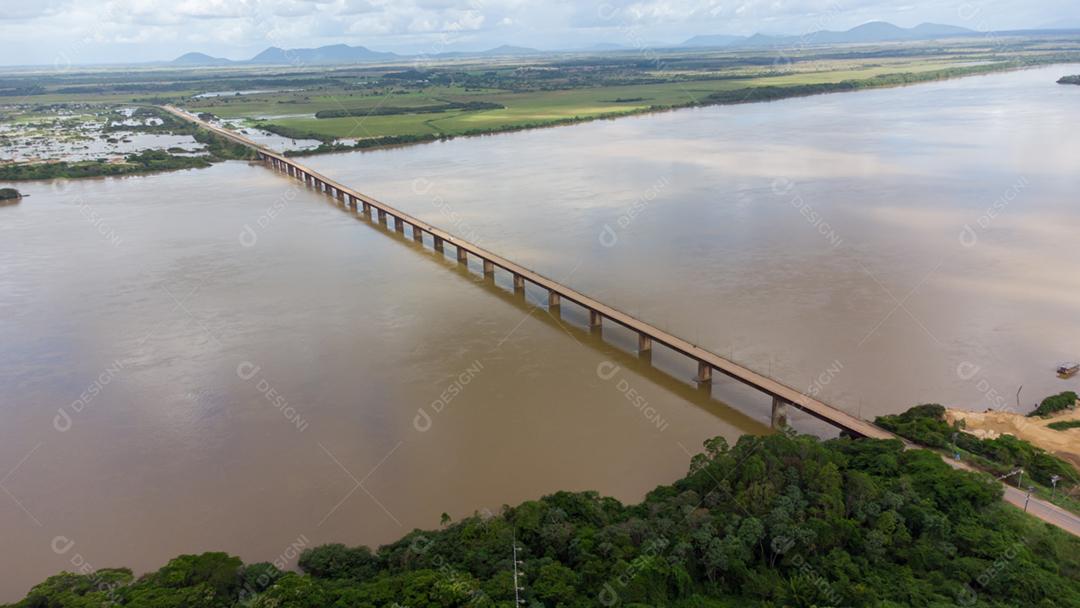 Imagem aérea com drone do rio Rio Branco e a ponte na cidade de Boa Vista, Roraima, Brasil.
