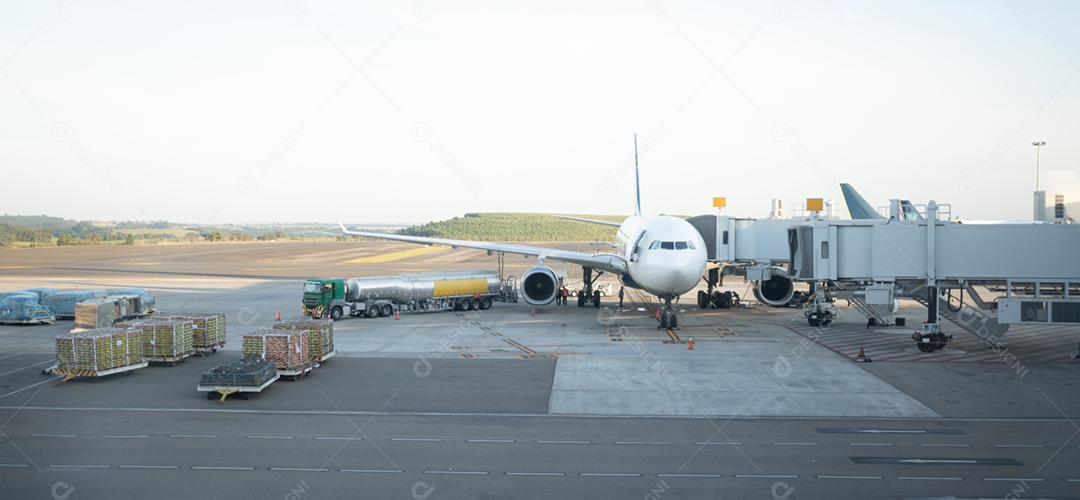 Aviões a jato atracados no aeroporto internacional de Viracopos Campinas, São Paulo, Brasil