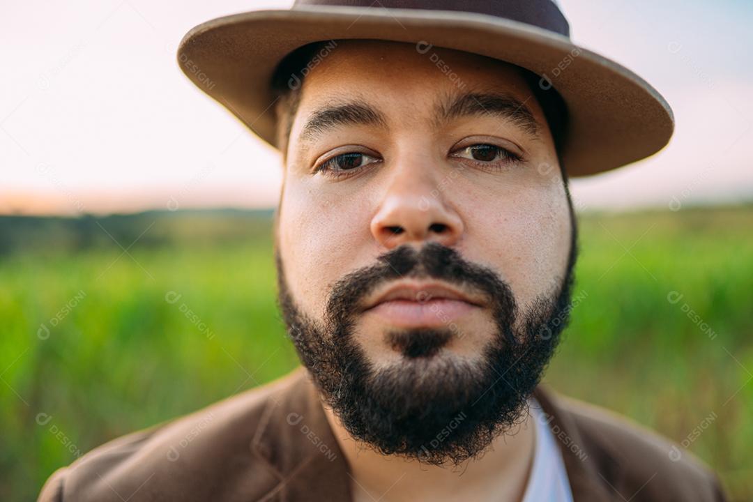 Agricultor na colheita. Plantação de cana-de-açúcar. fazenda brasileira.