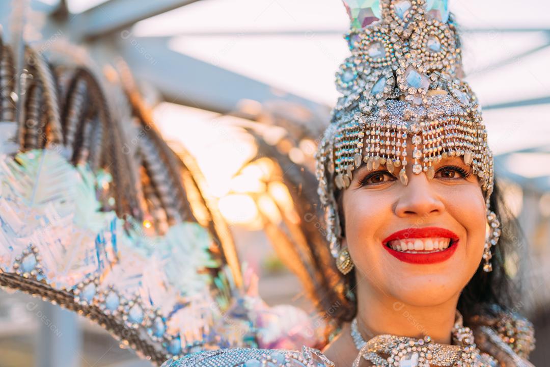 Linda mulher brasileira vestindo fantasia carnaval colorida e sorrindo durante o desfile de rua