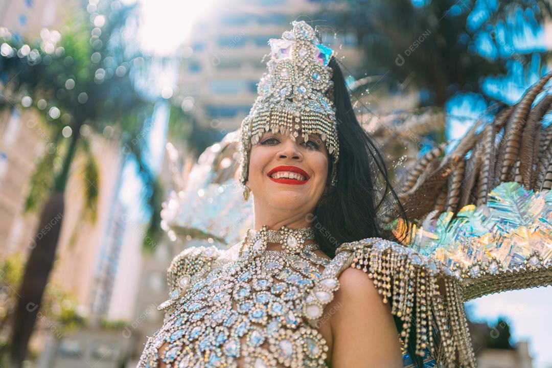Linda mulher brasileira vestindo fantasia carnaval colorida e sorrindo durante o desfile de rua