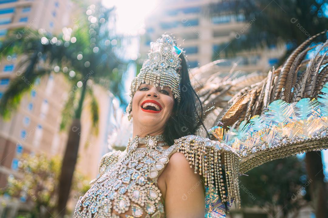 Linda mulher brasileira vestindo fantasia carnaval colorida e sorrindo durante o desfile de rua