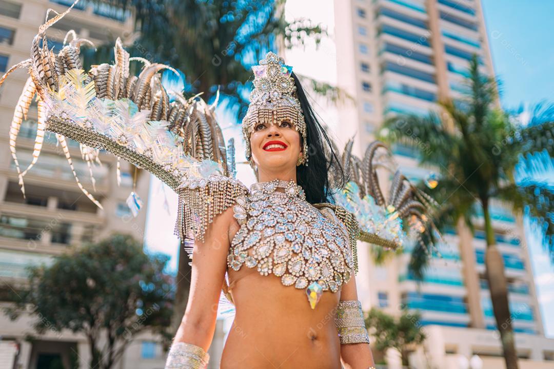 Linda mulher brasileira vestindo fantasia carnaval colorida e sorrindo durante o desfile de rua