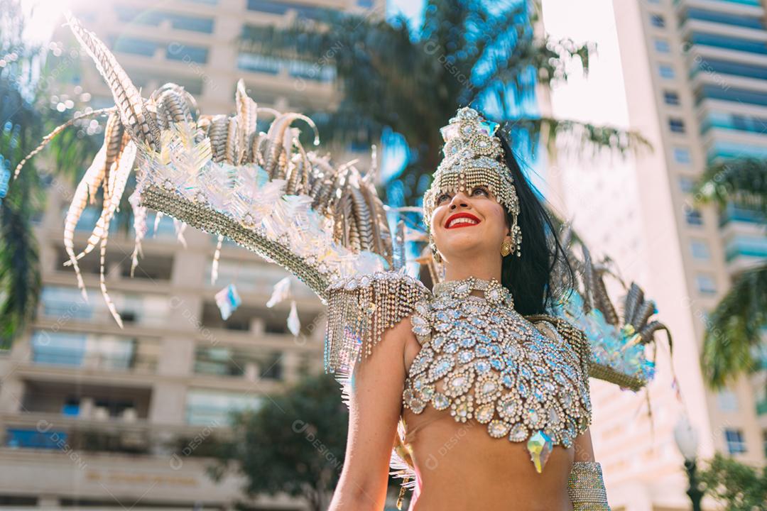 Linda mulher brasileira vestindo fantasia carnaval colorida e sorrindo durante o desfile de rua