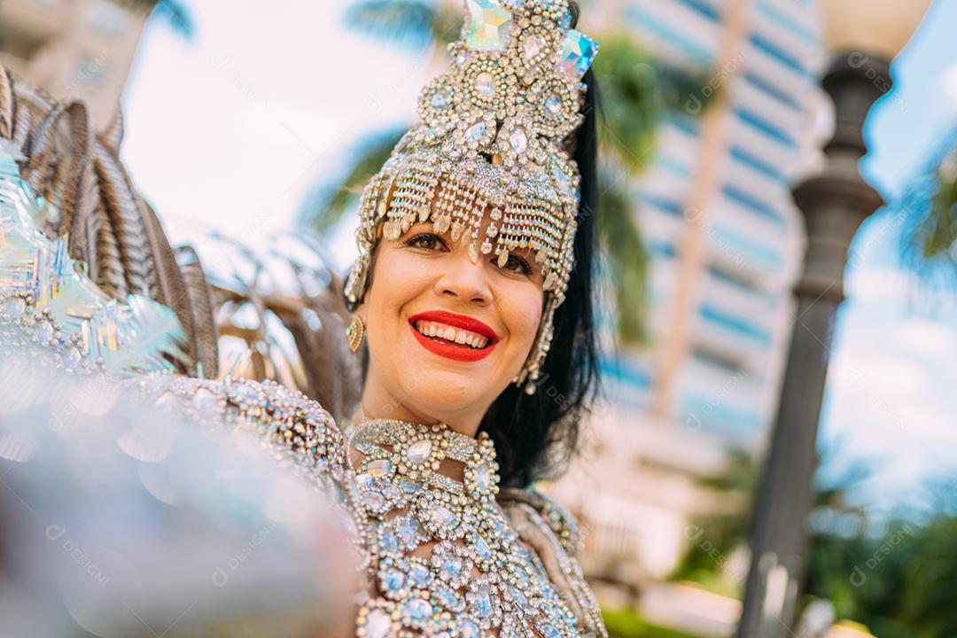 Linda mulher brasileira vestindo fantasia carnaval colorida e sorrindo durante o desfile de rua