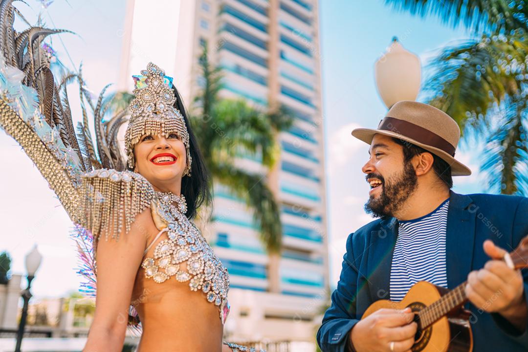 Linda mulher brasileira vestindo fantasia carnaval colorida e sorrindo durante o desfile de rua