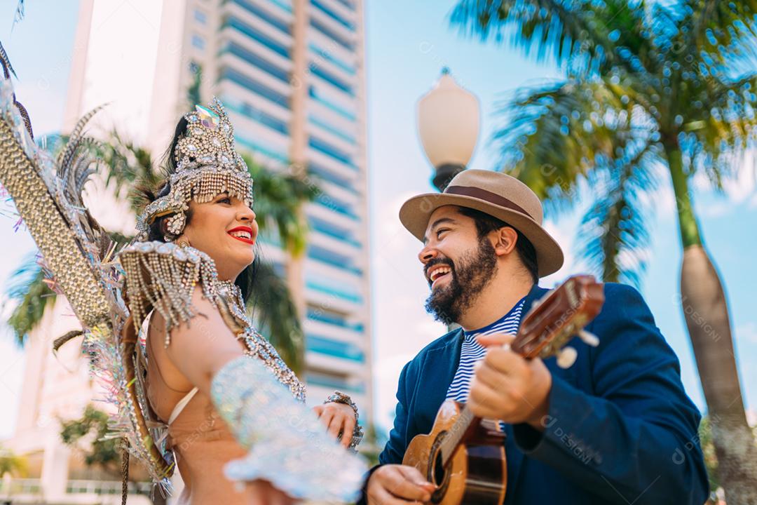 Linda mulher brasileira vestindo fantasia carnaval colorida e sorrindo durante o desfile de rua
