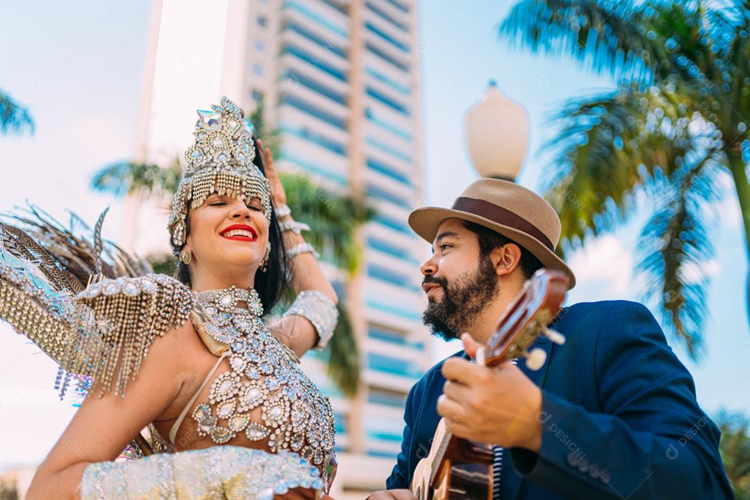 Linda mulher brasileira vestindo fantasia carnaval colorida e sorrindo durante o desfile de rua