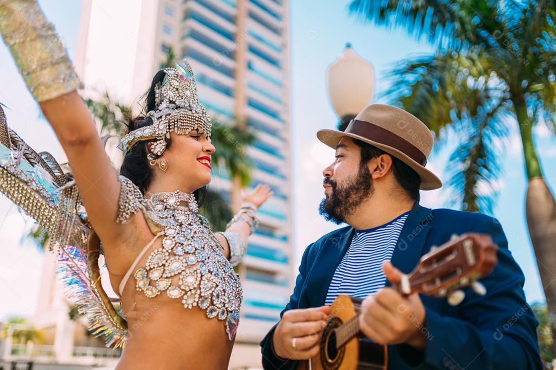 Linda mulher brasileira vestindo fantasia carnaval colorida e sorrindo durante o desfile de rua