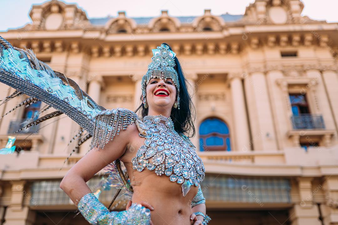Linda mulher brasileira vestindo fantasia carnaval colorida e sorrindo durante o desfile de rua