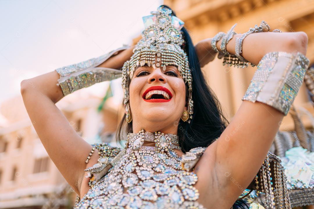 Linda mulher brasileira vestindo fantasia carnaval colorida e sorrindo durante o desfile de rua